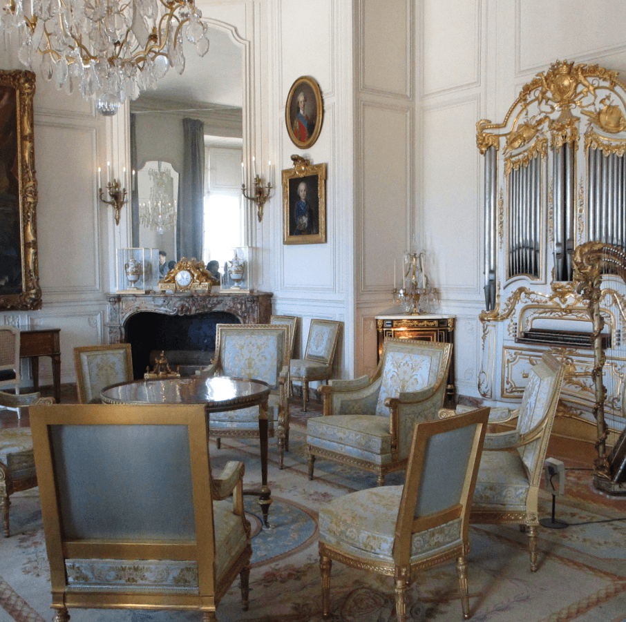Seats with and without arms at Versailles Palace. Your rank depicted the seat you were entitled to.